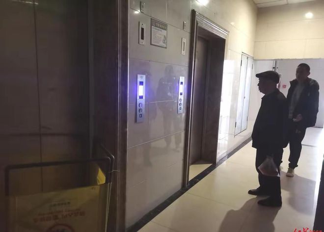 梯停运无钱维修上百住户挤一部电梯回应凯发k8一触即发绝望！28楼高层电(图3)